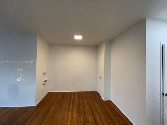 Building Photo - 1000 Biarritz Dr