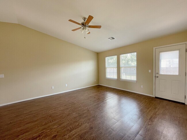 Building Photo - 824 Eric Cir