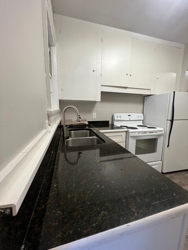 Building Photo - 815 W Johnson St