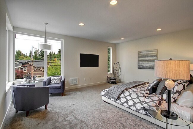 Building Photo - Luxurious 4 Bedroom Home with 2 Car Garage