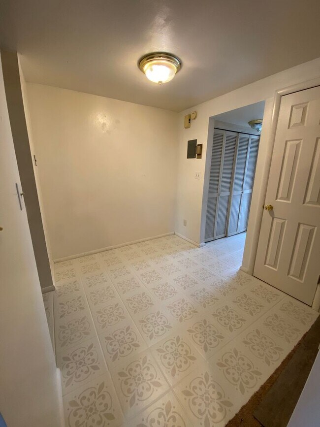 Building Photo - Contract Sale! 1B/1B Pet Friendly Apartment South of BYU