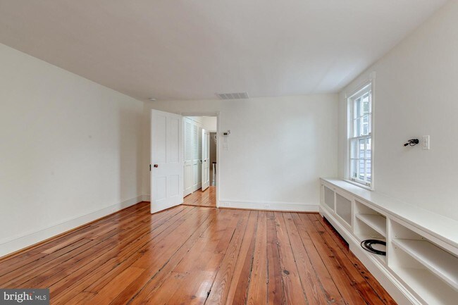 Building Photo - 1228 30th St NW