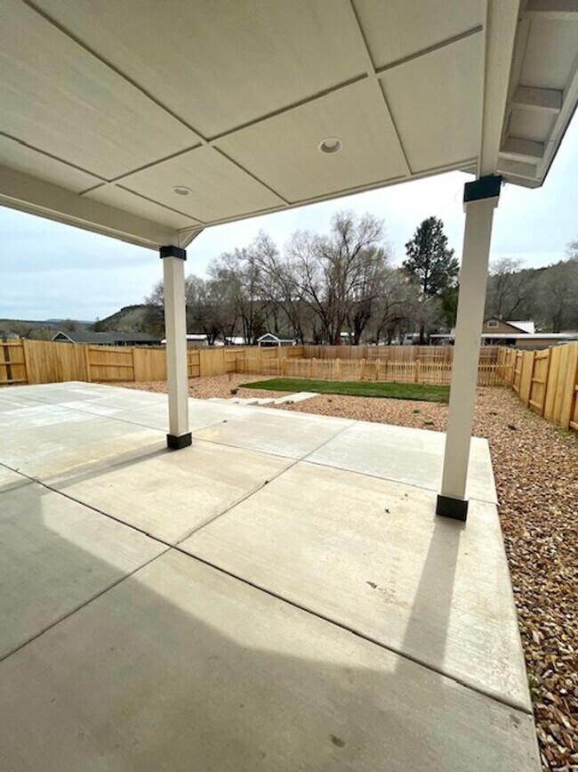 Building Photo - Beautiful like new 3 bedroom Hayden home in Prineville!