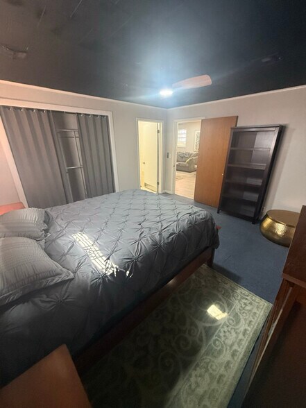 Building Photo - 215 S Grand Ave