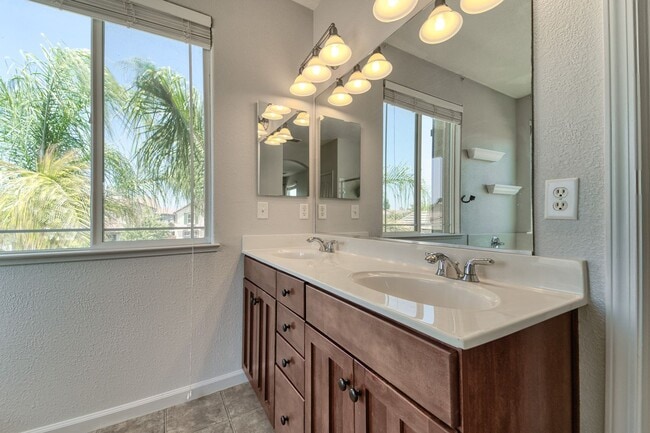 Building Photo - Spacious 4-Bedroom Home with Den – North Y...