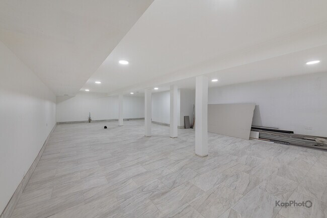 Building Photo - 3044 W Irving Park Rd