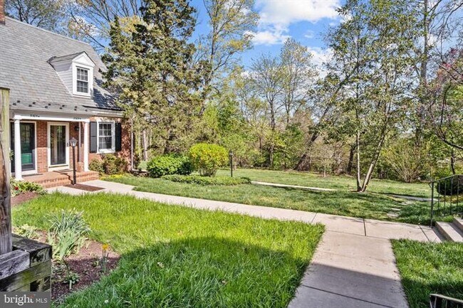 Building Photo - Charming 1-Bedroom Townhouse with 2 Full Baths in Arlington