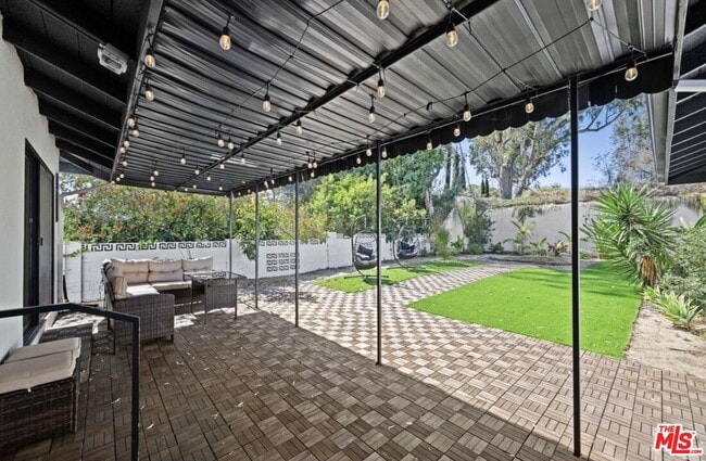 Building Photo - 2617 S Beverly Dr