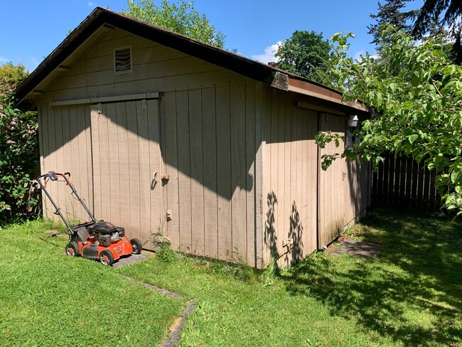 Building Photo - Preleasing Now! Split-level 4 Bedroom + 3 ...