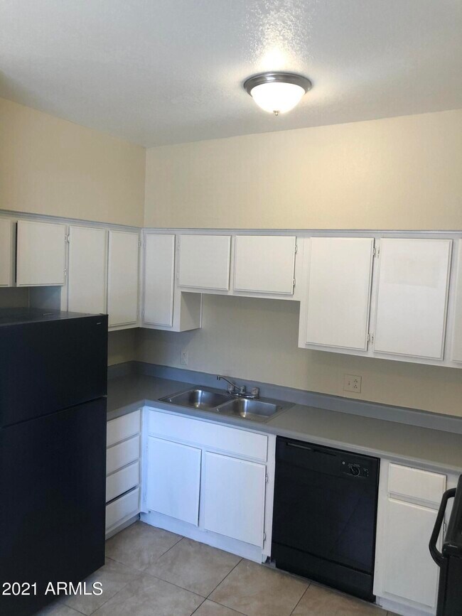 Building Photo - 2808 E Le Marche Ave