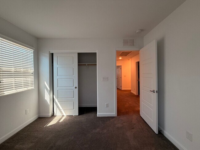 Building Photo - 3 BED 2.5 BATH 2 CAR GARAGE TOWNHOUSE WITH LOFT, COMMUNITY POOL & PARK!