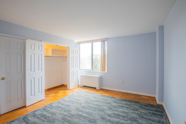 Building Photo - Lovely 1 BR/1 BA Condo in Forest Hills!