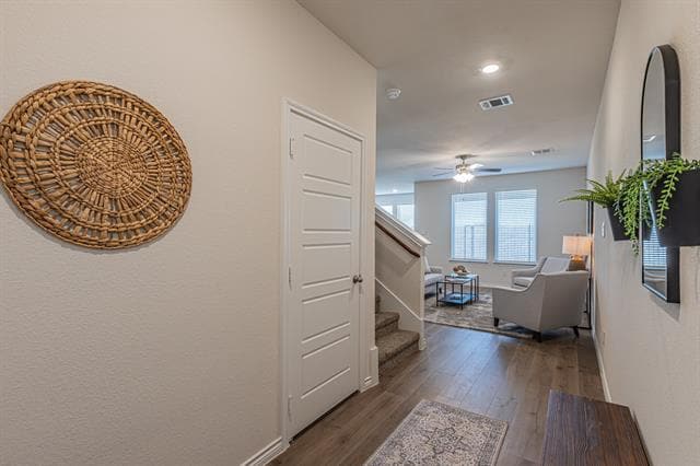 Building Photo - 736 Thorn Crk Dr