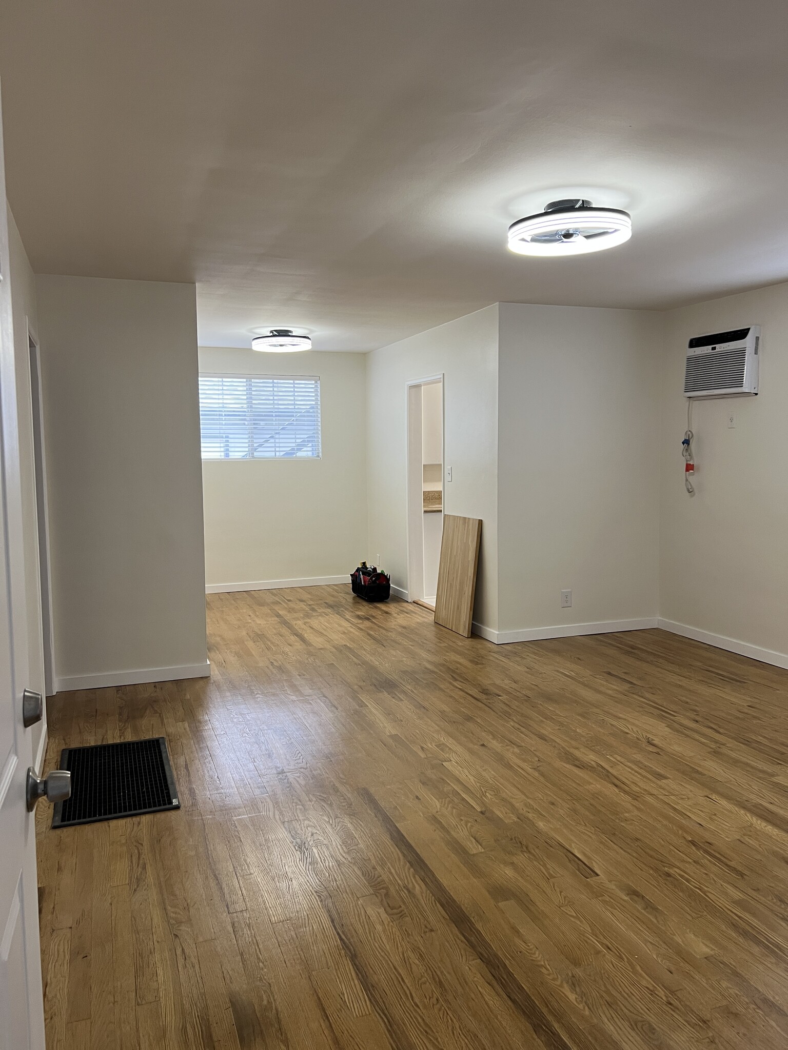 Building Photo - 12717 Oxnard St