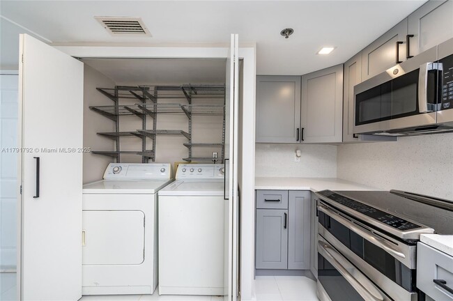 Building Photo - 540 Brickell Key Dr