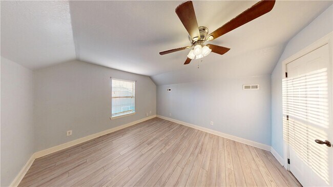 Building Photo - 2711 W Bishop Dr