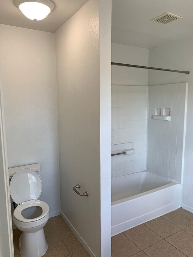 Building Photo - 2 WEEKS FREE RENT November Special - Beaut...