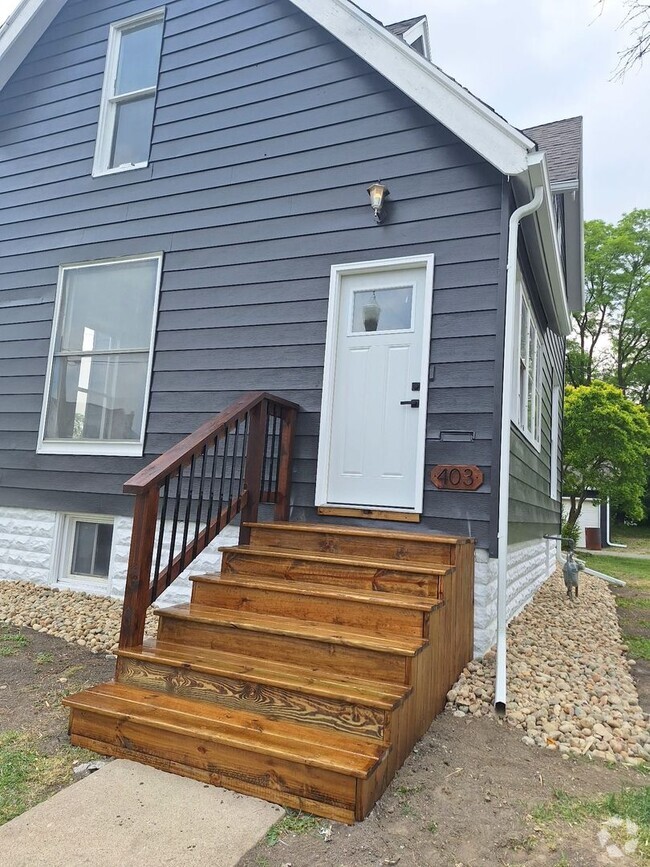 Building Photo - Fully Remodeled 5BR Home with 3-Car Garage...