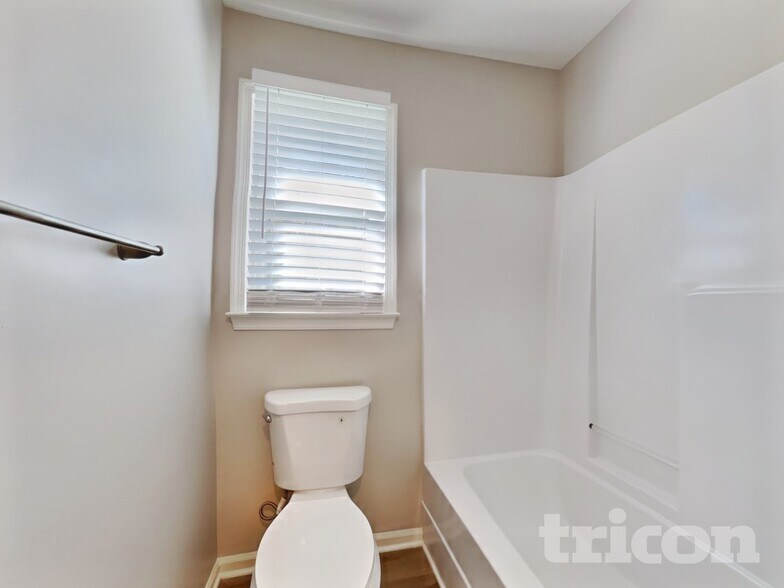 Building Photo - 101 N Lakeside Dr