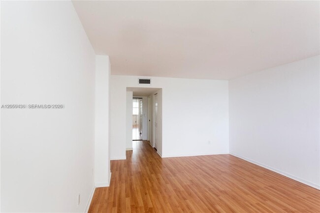 Building Photo - 1420 Brickell Bay Dr