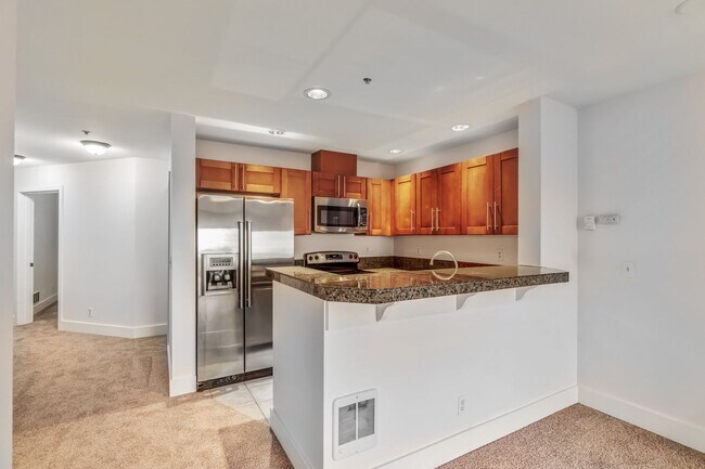 Building Photo - Uptown 2 bedroom 1 bath with garage parkin...
