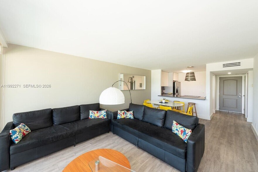 Building Photo - 100 Bayview Dr