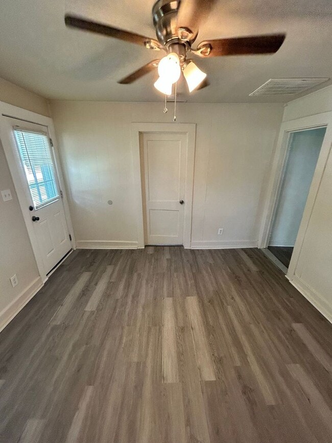 Building Photo - Cozy Two bedroom Home-Newly Renovated