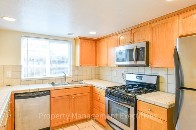 Building Photo - 2 Bed, 2 Bath Townhome with Garage & Bonus Room