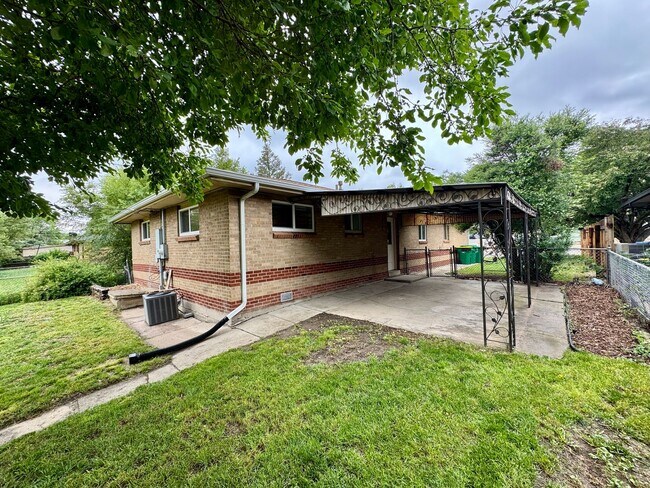 Building Photo - 3 Bedroom Home Walking distance to Sloan Lake & Highlands! Available NOW!!