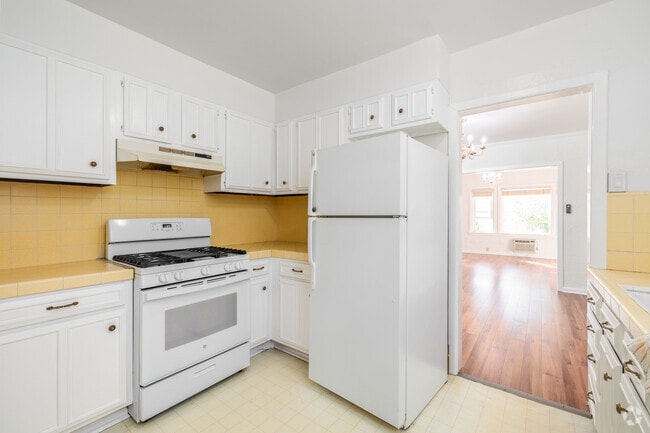 2BR, 1.5BA - 1,200SF - Kitchen - 430 S Oakhurst Dr