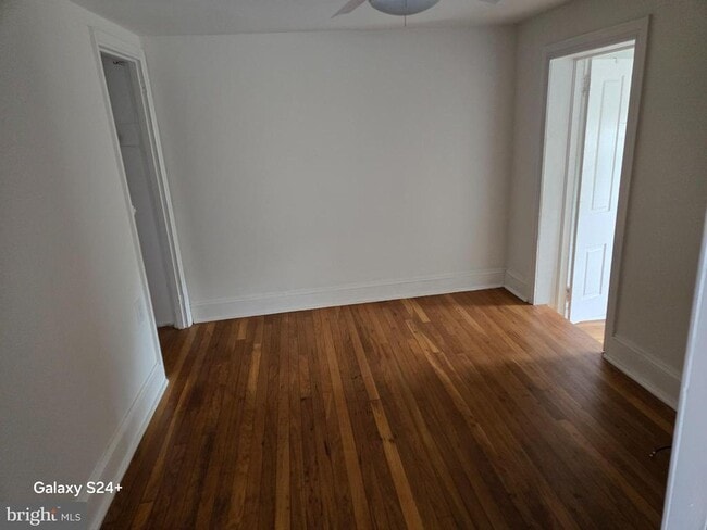 Building Photo - 462 New Elm St