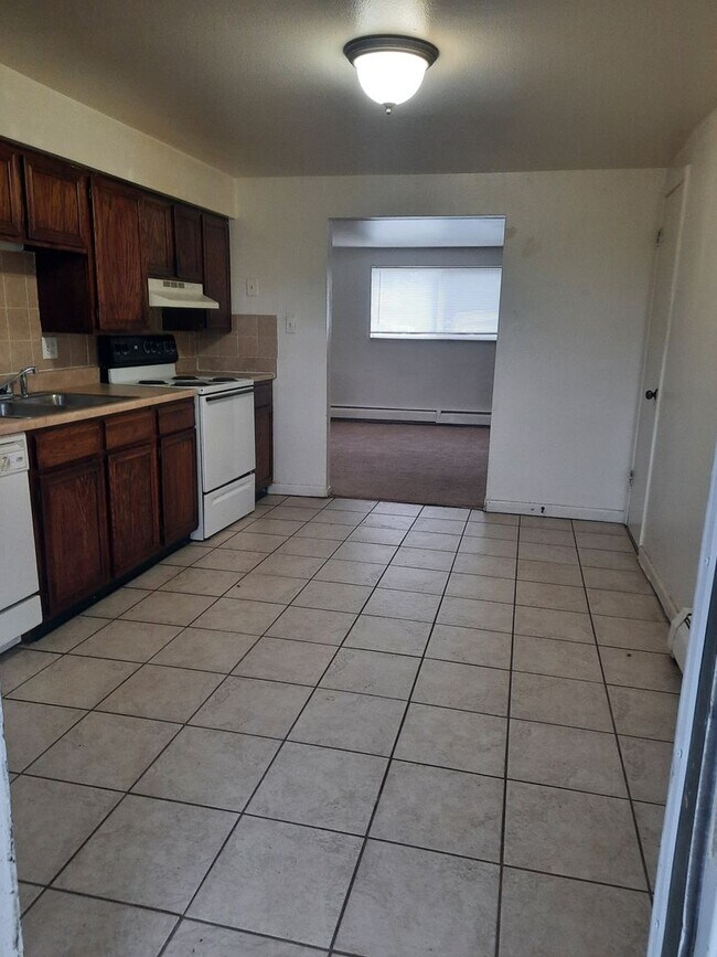 Building Photo - Now Leasing: Updated 2BR in Golden 4-Plex ...