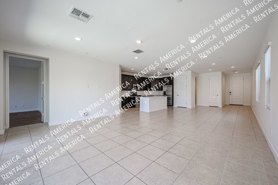 Building Photo - 9718 E Tahoe Ave