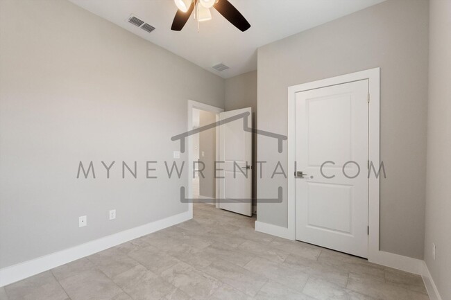 Building Photo - Deposit-Free! Get $1,000 OFF your first mo...