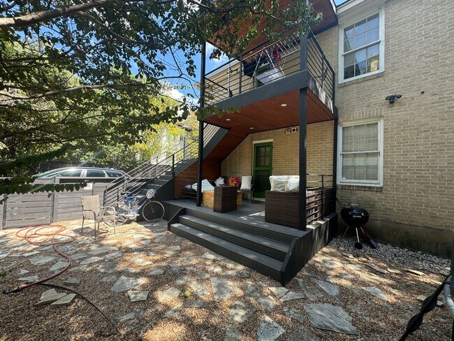 Building Photo - Remodeled 6 Bedroom Walking Distance to UT