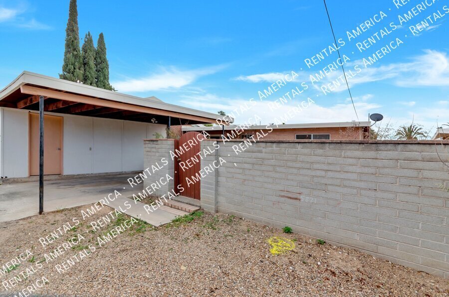 Building Photo - 5821 E North St