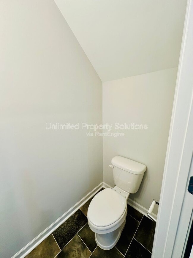 Building Photo - 1301 Putnam Dr