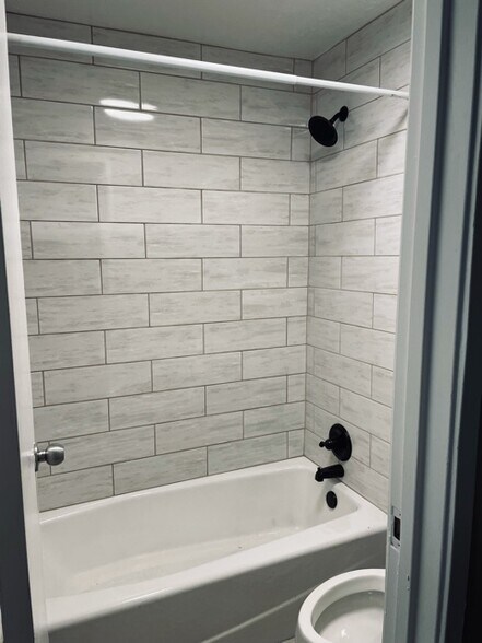 Building Photo - 1300 Golden Cir