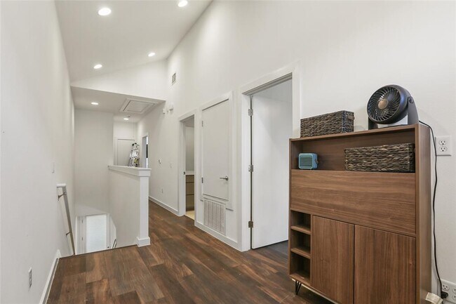 Building Photo - 801 N Bluff Dr