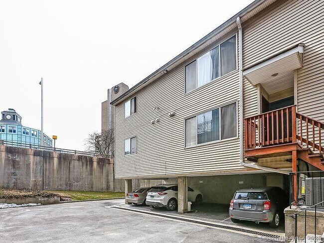 Building Photo - 33 Pleasant St