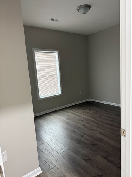 Building Photo - 521 E 15th St