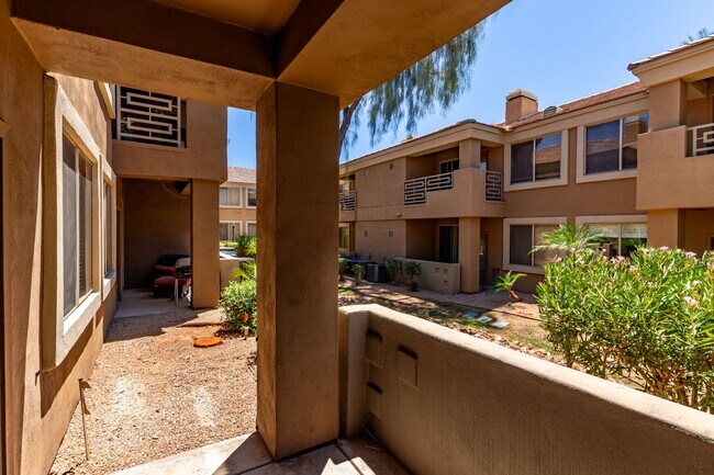 Building Photo - STUNNING UPDATED 1 BED / 1 BATH BILTMORE A...