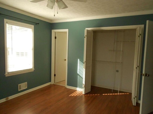 Building Photo - 205 Pinetree Dr