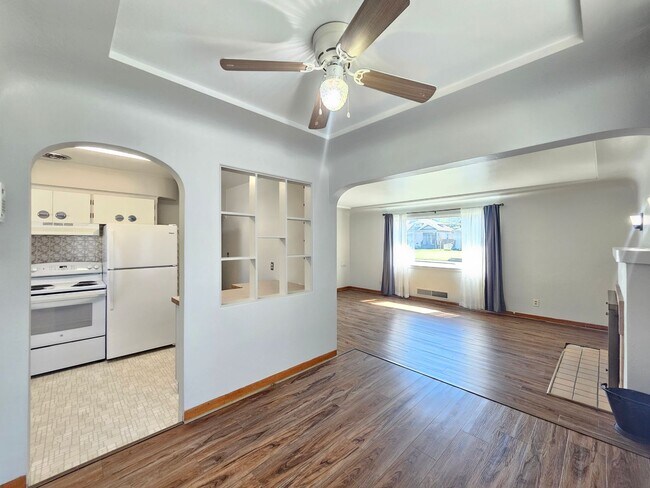Building Photo - $2,095 - 3 Bed / 2 Bath Charming Rancher H...