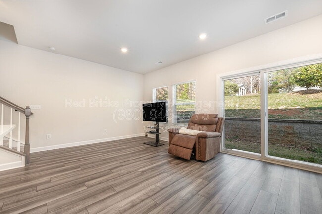 Building Photo - 490 Tayberry Ln