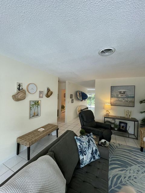 Building Photo - 266 NE Wavecrest Way