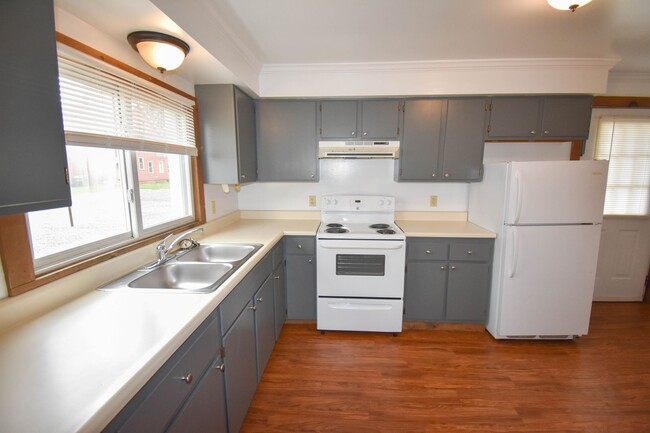 Building Photo - Student Housing! Three Bedroom Home Close ...