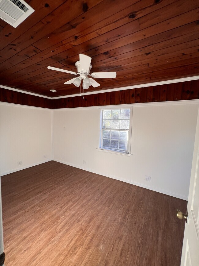 Building Photo - 211 W Plum St