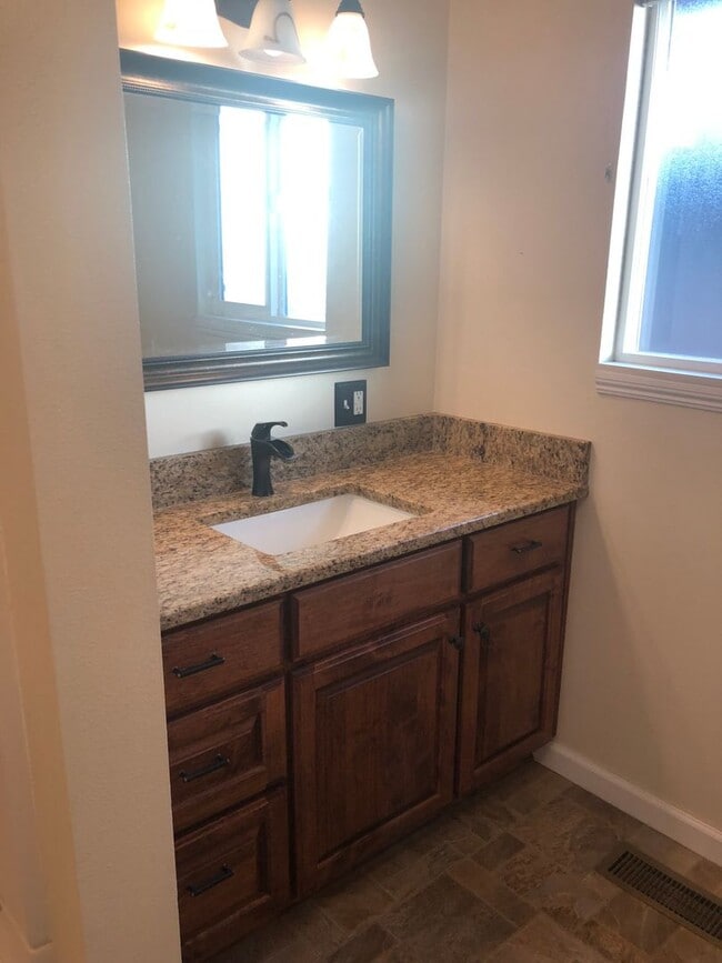 Building Photo - Spacious 3-bedroom, 2 bath home in SE Albany