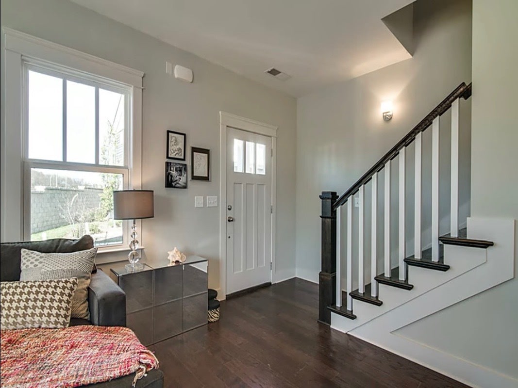 View of front door and stairs - 710 Buchanan St